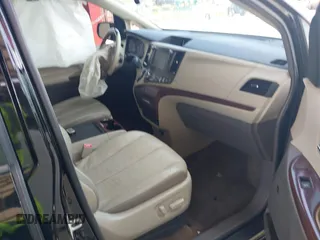 2014 Toyota Sienna XLE z VIN 5TDYK3DC2ES423847, wystawiony jako IAAI lot #40001988 z przebiegiem 130 731 mil mil oraz . Historia ofert i sprzedaży dostępna na DreamBid. Obrazek 5.