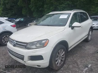 2011 Volkswagen Touareg Sport z VIN WVGFF9BPXBD006399, wystawiony jako IAAI lot #42436074 z przebiegiem 134 075 mil mil oraz . Historia ofert i sprzedaży dostępna na DreamBid. Obrazek 2.