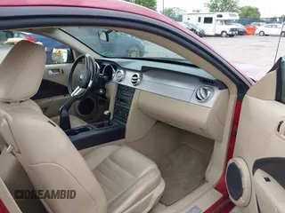 2005 Ford Mustang GT Deluxe z VIN 1ZVHT82H055218846, wystawiony jako IAAI lot #42169493 z przebiegiem 184 397 mil mil oraz . Historia ofert i sprzedaży dostępna na DreamBid. Obrazek 5.