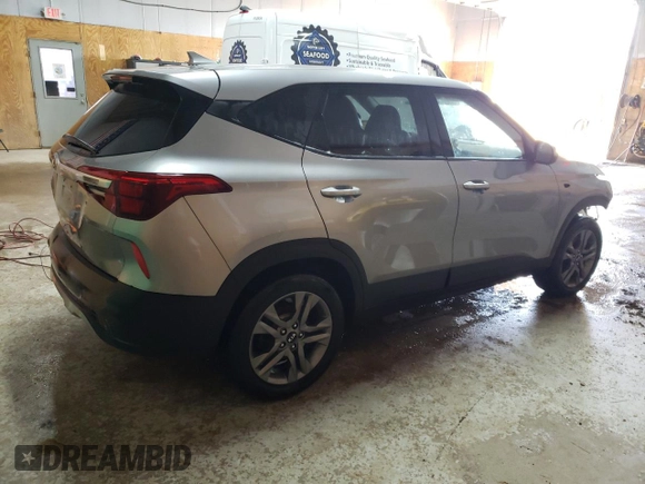 2021 Kia Seltos LX z VIN KNDEPCAA0M7044622, wystawiony jako Copart lot #53963425 z przebiegiem 94 248 mil mil oraz Szkoda całkowita • Salvage title. Historia ofert i sprzedaży dostępna na DreamBid. Obrazek 3.
