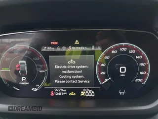 2024 Audi e-tron GT Premium Plus z VIN WAUFJBFW1R7000993, wystawiony jako IAAI lot #41483337 z przebiegiem 9 779 mil mil oraz . Historia ofert i sprzedaży dostępna na DreamBid. Obrazek 18.