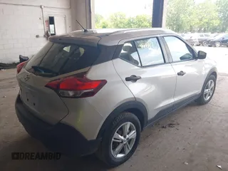 2019 Nissan Kicks S z VIN 3N1CP5CU5KL555586, wystawiony jako IAAI lot #42426743 z przebiegiem 122 015 mil mil oraz . Historia ofert i sprzedaży dostępna na DreamBid. Obrazek 4.