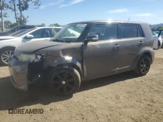 2014 Scion xB z VIN JTLZE4FE3EJ064932, wystawiony jako Copart lot #56393205 z przebiegiem 229 449 mil mil oraz Szkody całkowita. Historia ofert i sprzedaży dostępna na DreamBid. Obrazek 1.