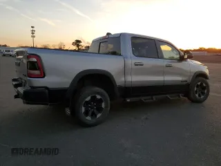 2019 Ram 1500 Rebel z VIN 1C6SRFLT2KN698535, wystawiony jako Copart lot #81854214 z przebiegiem 61 586 mil mil oraz Czysty tytuł • Clean title. Historia ofert i sprzedaży dostępna na DreamBid. Obrazek 3.