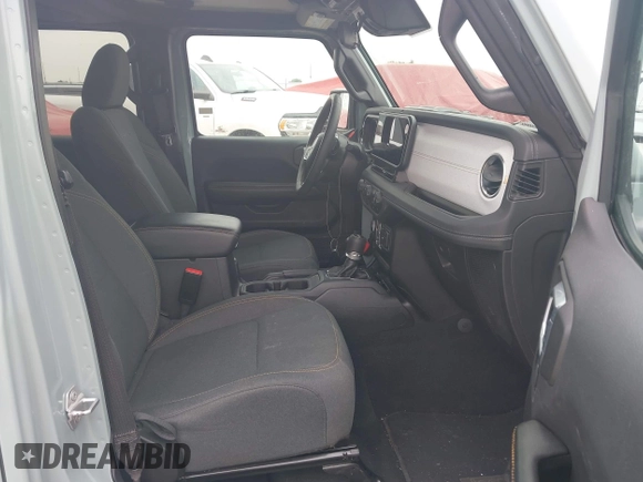 2024 Jeep Wrangler Sahara z VIN 1C4RJXP64RW233090, wystawiony jako IAAI lot #42772286 z przebiegiem 36 278 mil mil oraz . Historia ofert i sprzedaży dostępna na DreamBid. Obrazek 5.