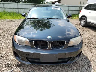 2013 BMW 1 Series 128i z VIN WBAUP9C51DVS95415, wystawiony jako Copart lot #65055485 z przebiegiem 88 907 mil mil oraz Czysty tytuł • Clean title. Historia ofert i sprzedaży dostępna na DreamBid. Obrazek 5.