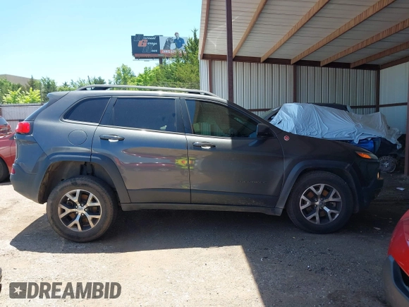 2016 Jeep Cherokee Trailhawk z VIN 1C4PJMBSXGW123829, wystawiony jako IAAI lot #42316140 z przebiegiem 77 730 mil mil oraz . Historia ofert i sprzedaży dostępna na DreamBid. Obrazek 13.
