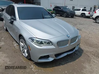 2014 BMW 5 Series 550i z VIN WBAKN9C53ED000965, wystawiony jako IAAI lot #42354297 z przebiegiem 97 420 mil mil oraz . Historia ofert i sprzedaży dostępna na DreamBid. Obrazek 1.