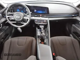 2025 Hyundai Elantra SEL Convenience z VIN KMHLS4DG6SU909857, wystawiony jako Copart lot #57038995 z przebiegiem 11 482 mil mil oraz Szkoda całkowita • Salvage title. Historia ofert i sprzedaży dostępna na DreamBid. Obrazek 8.