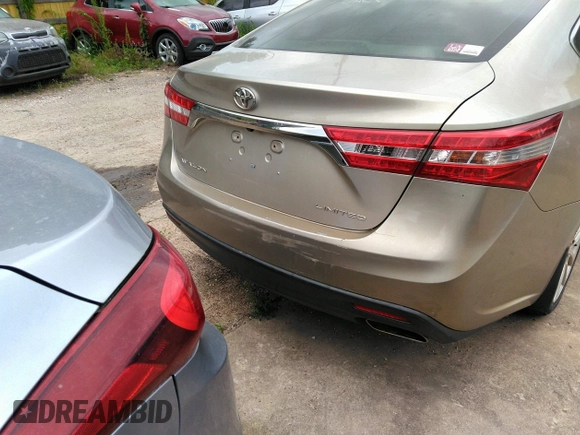 2013 Toyota Avalon XLE z VIN 4T1BK1EB6DU065481, wystawiony jako IAAI lot #42299194 z przebiegiem 220 763 mil mil oraz . Historia ofert i sprzedaży dostępna na DreamBid. Obrazek 16.