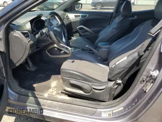 2016 Hyundai Veloster z VIN KMHTC6AD4GU273160, wystawiony jako Copart lot #52107985 z przebiegiem 120 884 mil mil oraz Szkoda całkowita • Salvage title. Historia ofert i sprzedaży dostępna na DreamBid. Obrazek 7.