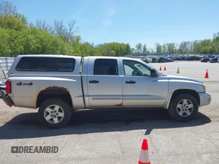 2005 Dodge Dakota SLT z VIN 1D7HW48N45S321002, wystawiony jako IAAI lot #42240338 z przebiegiem 214 983 mil mil oraz . Historia ofert i sprzedaży dostępna na DreamBid. Obrazek 14.