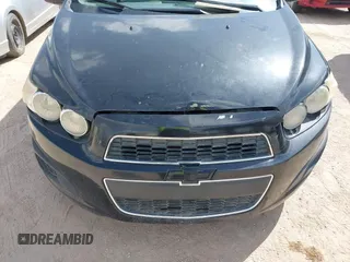 2013 Chevrolet Sonic LS z VIN 1G1JA5SH5D4133278, wystawiony jako IAAI lot #41957054 z przebiegiem 2 426 mil mil oraz . Historia ofert i sprzedaży dostępna na DreamBid. Obrazek 6.
