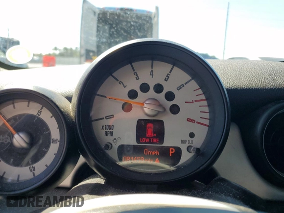2014 MINI Convertible z VIN WMWZN3C58ET861186, wystawiony jako Copart lot #50585755 z przebiegiem 81 459 mil mil oraz Szkoda całkowita • Salvage title. Historia ofert i sprzedaży dostępna na DreamBid. Obrazek 9.