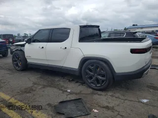 2022 Rivian R1T Adventure z VIN 7FCTGAAA3NN015635, wystawiony jako Copart lot #62676854 z przebiegiem 10 608 mil mil oraz Szkody całkowita. Historia ofert i sprzedaży dostępna na DreamBid. Obrazek 2.