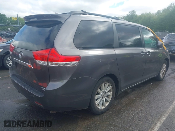 2011 Toyota Sienna XLE z VIN 5TDDK3DC0BS006768, wystawiony jako IAAI lot #42279275 z przebiegiem 172 856 mil mil oraz . Historia ofert i sprzedaży dostępna na DreamBid. Obrazek 4.