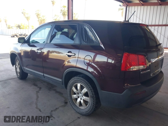 2011 Kia Sorento LX z VIN 5XYKT3A14BG103671, wystawiony jako IAAI lot #42250341 z przebiegiem 123 963 mil mil oraz . Historia ofert i sprzedaży dostępna na DreamBid. Obrazek 3.