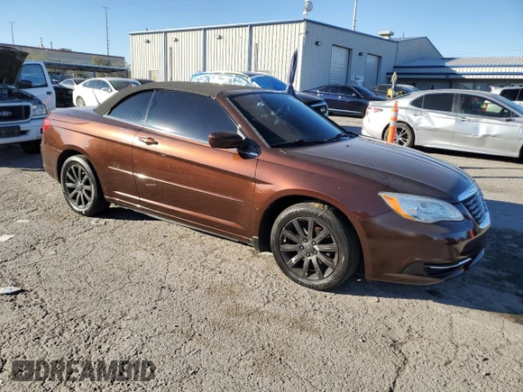 2013 Chrysler 200 Touring z VIN 1C3BCBEG2DN703954, wystawiony jako Copart lot #83641284 z przebiegiem 110 184 mil mil oraz Szkoda całkowita • Salvage title. Historia ofert i sprzedaży dostępna na DreamBid. Obrazek 4.
