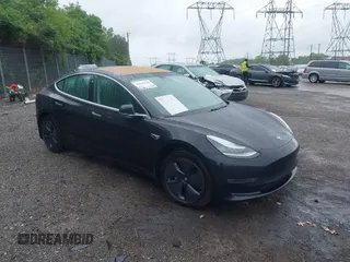 2018 Tesla Model 3 Long Range Battery z VIN 5YJ3E1EB7JF070600, wystawiony jako IAAI lot #42324240 z przebiegiem 68 804 mil mil oraz . Historia ofert i sprzedaży dostępna na DreamBid. Obrazek 1.