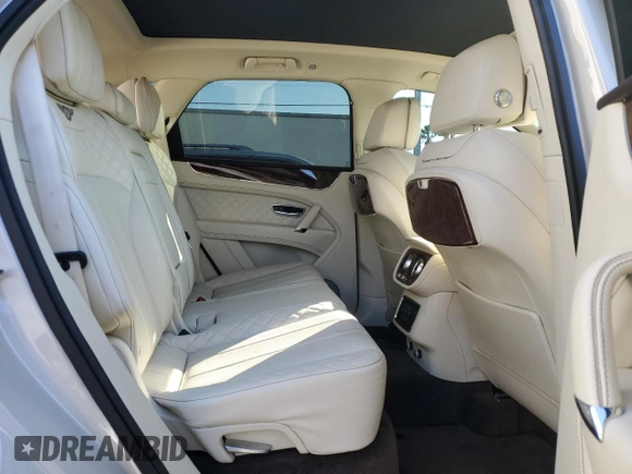 2017 Bentley Bentayga W12 z VIN SJAAC2ZVXHC016000, wystawiony jako Copart lot #43702555 z przebiegiem 46 172 mil mil oraz Szkody całkowita. Historia ofert i sprzedaży dostępna na DreamBid. Obrazek 11.