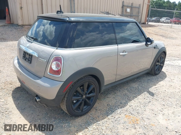 2012 MINI Hardtop z VIN WMWSU3C55CT369622, wystawiony jako IAAI lot #42458180 z przebiegiem 141 444 mil mil oraz . Historia ofert i sprzedaży dostępna na DreamBid. Obrazek 4.