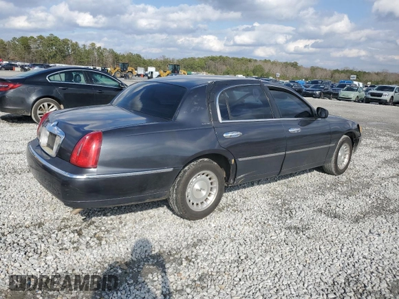 1999 Lincoln Town Car Executive z VIN 1LNHM81W4XY714116, wystawiony jako Copart lot #44424595 z przebiegiem 210 041 mil mil oraz Szkoda całkowita • Salvage title. Historia ofert i sprzedaży dostępna na DreamBid. Obrazek 3.
