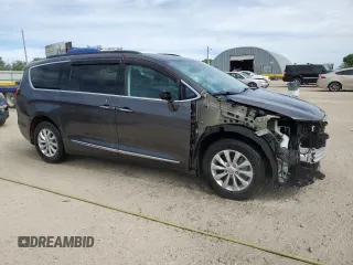 2017 Chrysler Pacifica Touring L with VIN 2C4RC1BG7HR569315, listed as a Copart auction lot 47018605 with 131,519 mi miles and Salvage Title. Bid and sale history available at DreamBid. Image 4.