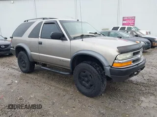2001 Chevrolet Blazer LS z VIN 1GNCT18W11K246877, wystawiony jako IAAI lot #42375718 z przebiegiem 264 652 mil mil oraz . Historia ofert i sprzedaży dostępna na DreamBid. Obrazek 1.