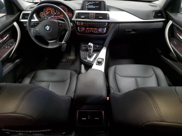 2017 BMW 3 Series 320i xDrive z VIN WBA8A3C30HK693057, wystawiony jako Copart lot #55702505 z przebiegiem 128 182 mil mil oraz Czysty tytuł • Clean title. Historia ofert i sprzedaży dostępna na DreamBid. Obrazek 8.