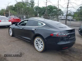 2018 Tesla Model S 75D с VIN 5YJSA1E26JF244843, выставлен на аукционе IAAI как лот 42585984 с пробегом 70 893 миль миль и . История ставок и продаж доступна на DreamBid. Изображение 3.