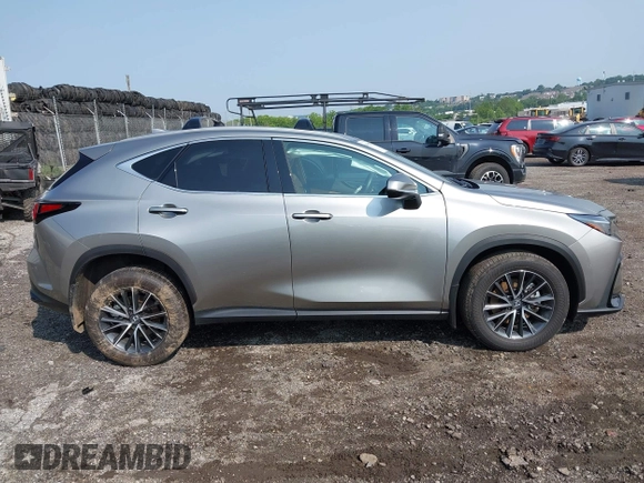 2024 Lexus NX 350h Premium z VIN 2T2GKCEZ6RC019104, wystawiony jako IAAI lot #42475819 z przebiegiem 15 870 mil mil oraz . Historia ofert i sprzedaży dostępna na DreamBid. Obrazek 14.