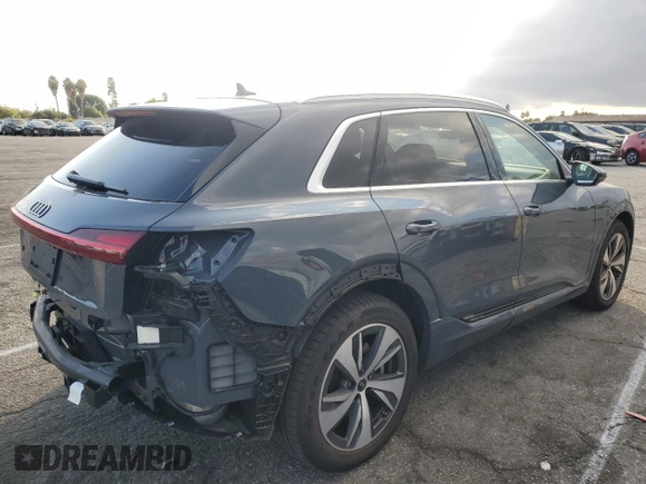 2024 Audi Q8 e-tron Premium Plus z VIN WA15AAGE8RB038873, wystawiony jako Copart lot #76623264 z przebiegiem 5 993 mil mil oraz Szkoda całkowita • Salvage title. Historia ofert i sprzedaży dostępna na DreamBid. Obrazek 3.
