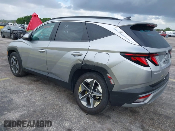 2025 Hyundai Tucson SEL z VIN 5NMJB3DE5SH465219, wystawiony jako IAAI lot #42490892 z przebiegiem 11 135 mil mil oraz . Historia ofert i sprzedaży dostępna na DreamBid. Obrazek 3.
