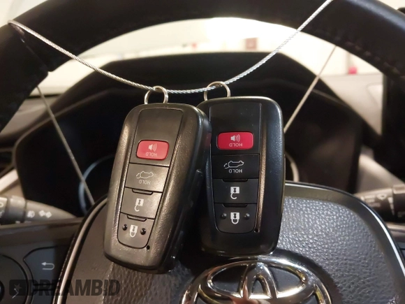 2023 Toyota RAV4 Hybrid XLE Premium z VIN 4T3B6RFV0PU118506, wystawiony jako IAAI lot #41972785 z przebiegiem 16 496 mil mil oraz . Historia ofert i sprzedaży dostępna na DreamBid. Obrazek 11.