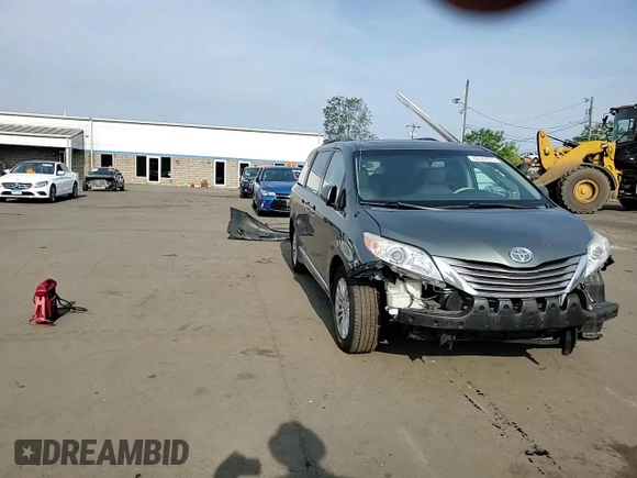 2014 Toyota Sienna XLE z VIN 5TDYK3DC2ES437683, wystawiony jako Copart lot #60549975 z przebiegiem 145 608 mil mil oraz Szkoda całkowita • Salvage title. Historia ofert i sprzedaży dostępna na DreamBid. Obrazek 14.