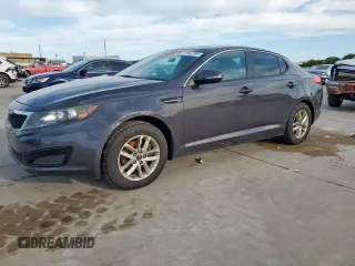 2011 Kia Optima LX z VIN KNAGM4A76B5141244, wystawiony jako Copart lot #57667095 z przebiegiem 176 940 mil mil oraz Czysty tytuł • Clean title. Historia ofert i sprzedaży dostępna na DreamBid. Obrazek 1.