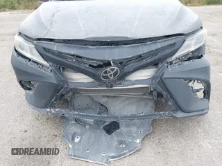 2018 Toyota Camry LE z VIN 4T1B11HK7JU023055, wystawiony jako IAAI lot #40609585 z przebiegiem Nie podano mil oraz . Historia ofert i sprzedaży dostępna na DreamBid. Obrazek 6.