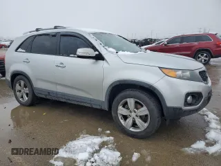 2013 Kia Sorento EX с VIN 5XYKU4A61DG351443, выставлен на аукционе Copart как лот 86988774 с пробегом 196 542 миль миль и Списание • Salvage title. История ставок и продаж доступна на DreamBid. Изображение 4.