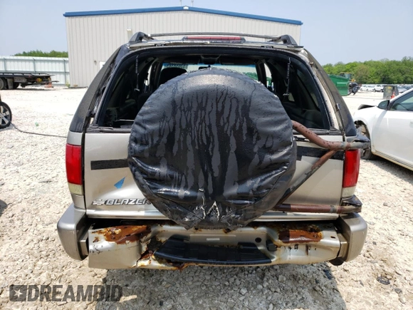 2000 Chevrolet Blazer LS z VIN 1GNCT18W3YK175871, wystawiony jako Copart lot #58230204 z przebiegiem Nie podano mil oraz Nie do naprawy • Non repairable. Historia ofert i sprzedaży dostępna na DreamBid. Obrazek 6.