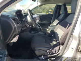 2019 Jeep Cherokee Latitude z VIN 1C4PJLCXXKD278468, wystawiony jako Copart lot #55064395 z przebiegiem 84 945 mil mil oraz Szkoda całkowita • Salvage title. Historia ofert i sprzedaży dostępna na DreamBid. Obrazek 7.