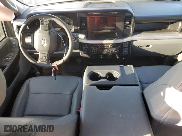 2023 Ford F-250 XL z VIN 1FT7W2BA9PEC16022, wystawiony jako Copart lot #42294015 z przebiegiem Nie podano mil oraz Szkoda całkowita • Salvage title. Historia ofert i sprzedaży dostępna na DreamBid. Obrazek 8.
