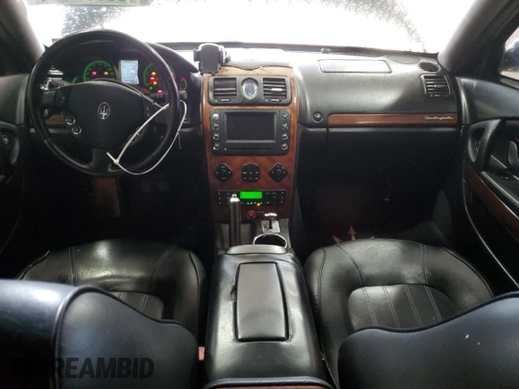2005 Maserati Quattroporte z VIN ZAMCE39A050015127, wystawiony jako Copart lot #85957714 z przebiegiem 88 278 mil mil oraz Czysty tytuł • Clean title. Historia ofert i sprzedaży dostępna na DreamBid. Obrazek 8.