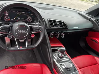 2018 Audi R8 z VIN WUAVACFX3J7902212, wystawiony jako Copart lot #58197295 z przebiegiem 28 854 mil mil oraz Tytuł czysty. Historia ofert i sprzedaży dostępna na DreamBid. Obrazek 9.