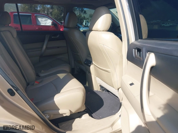 2011 Toyota Highlander with VIN 5TDZK3EH5BS042262, listed as a IAAI auction lot 41868350 with 239,202 mi miles. Bid and sale history available at carsss.com. Image 8.