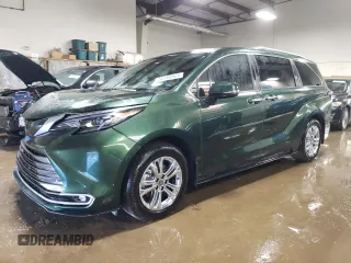 2024 Toyota Sienna Platinum z VIN 5TDESKFC7RS139338, wystawiony jako Copart lot #50400925 z przebiegiem 8659 mil mil oraz Szkody całkowita. Historia ofert i sprzedaży dostępna na DreamBid. Obrazek 1.