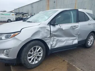 2019 Chevrolet Equinox LT z VIN 2GNAXJEV0K6224557, wystawiony jako IAAI lot #41946724 z przebiegiem 179 748 mil mil oraz . Historia ofert i sprzedaży dostępna na DreamBid. Obrazek 6.