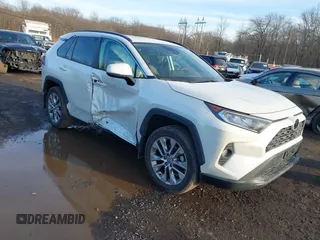 2021 Toyota RAV4 XLE Premium z VIN 2T3A1RFV2MW217009, wystawiony jako IAAI lot #41526066 z przebiegiem 36 619 mil mil oraz . Historia ofert i sprzedaży dostępna na DreamBid. Obrazek 1.