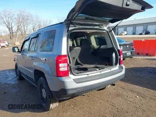 2016 Jeep Patriot Sport z VIN 1C4NJPBB0GD801752, wystawiony jako IAAI lot #41448570 z przebiegiem 108 859 mil mil oraz . Historia ofert i sprzedaży dostępna na DreamBid. Obrazek 3.