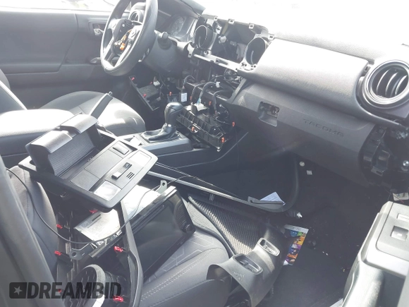 2017 Toyota Tacoma SR5 z VIN 3TMAZ5CN2HM047103, wystawiony jako IAAI lot #42344844 z przebiegiem 88 090 mil mil oraz . Historia ofert i sprzedaży dostępna na DreamBid. Obrazek 5.
