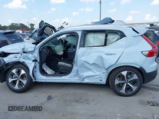 2025 Volvo XC40 Plus Bright Theme z VIN YV4L12UE6S2563585, wystawiony jako IAAI lot #42314264 z przebiegiem 2972 mil mil oraz . Historia ofert i sprzedaży dostępna na DreamBid. Obrazek 14.